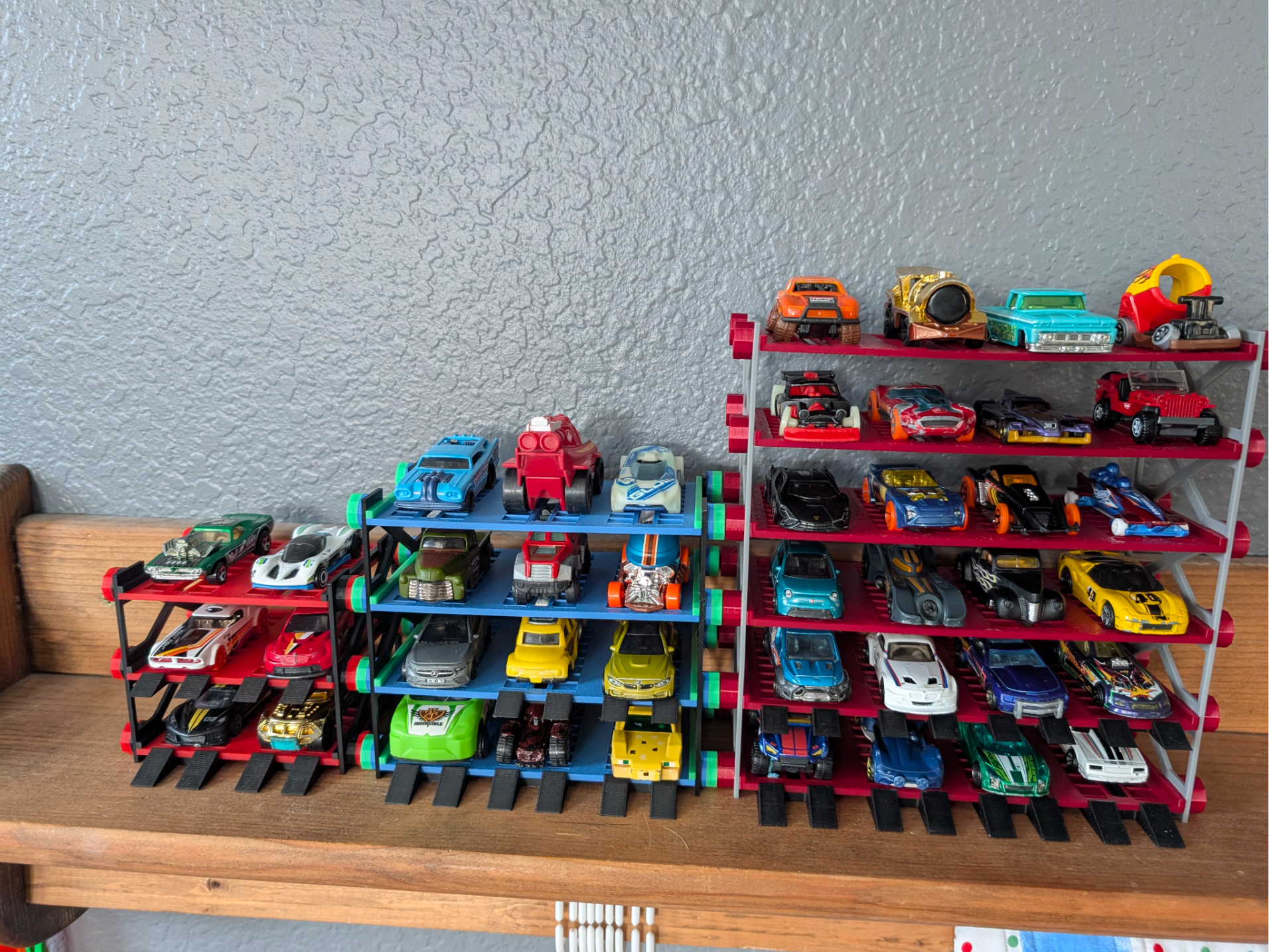 Modular Die-Cast Car Display Rack — Threaded Post