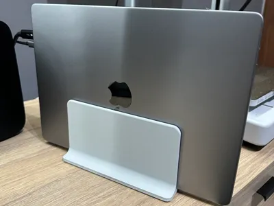 Slim vertical stand for MacBook Pro 14