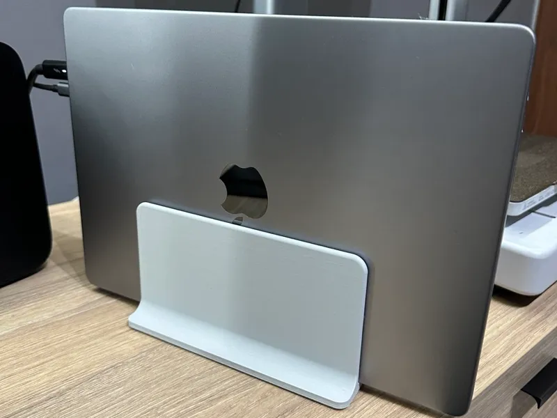 Slim vertical stand for MacBook Pro 14
