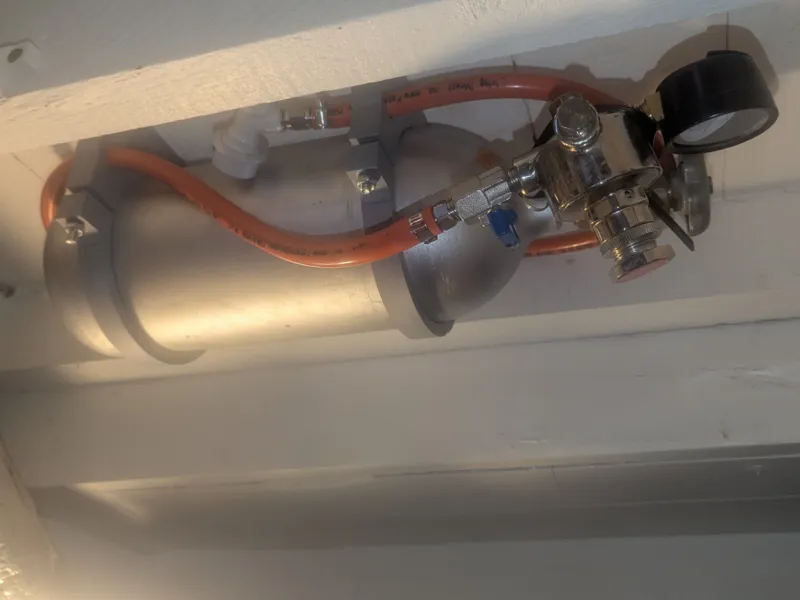 c02 tank wall/ceiling mount