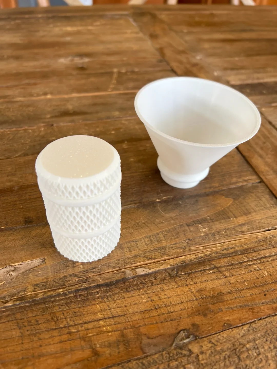 Boîte empilable moletée pour pilules ou poudre, avec entonnoir