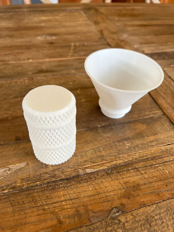 Boîte empilable moletée pour pilules ou poudre, avec entonnoir