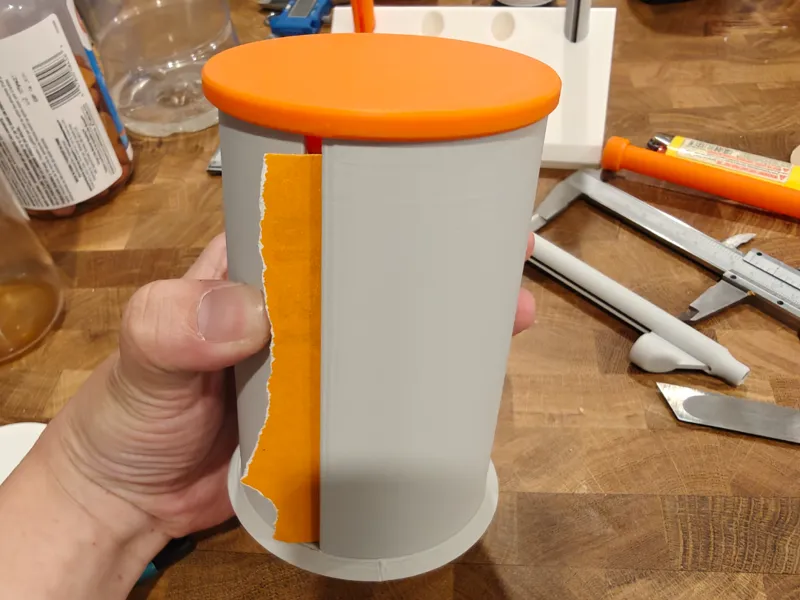 sandpaper roll holder with magnet lid