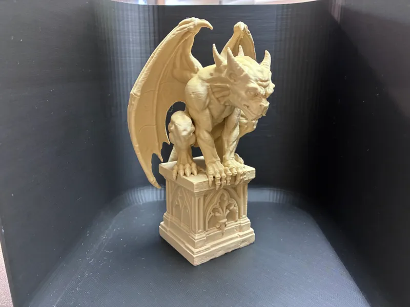 Gargoyle Wächter auf gotischem Podest