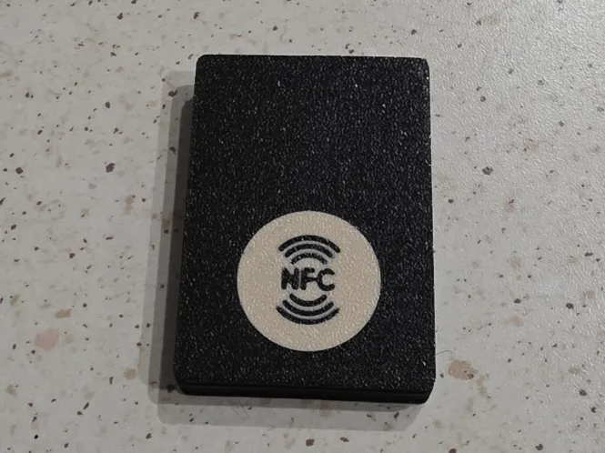 Supporto tag nfc a parete