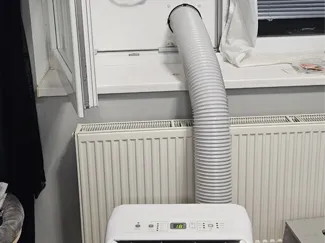 Air conditioner vent outlet with flaps