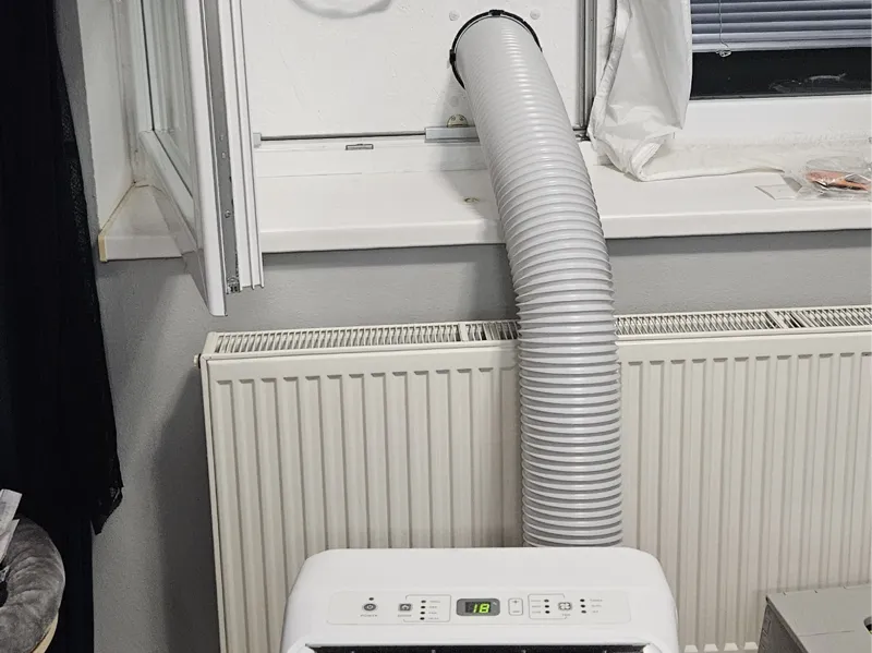 Air conditioner vent outlet with flaps