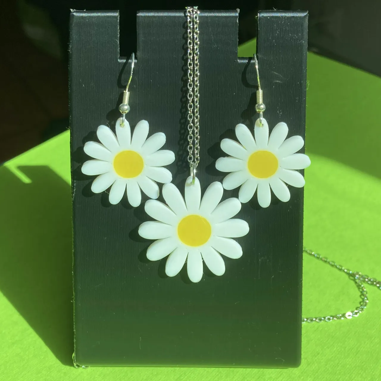 Daisy earrings and pendant view 2