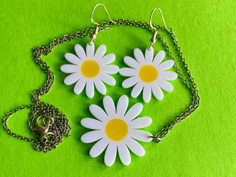 Daisy earrings and pendant 