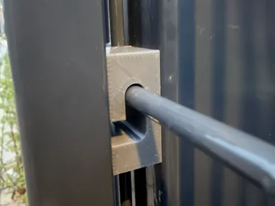 Spacer for double rod mat fences