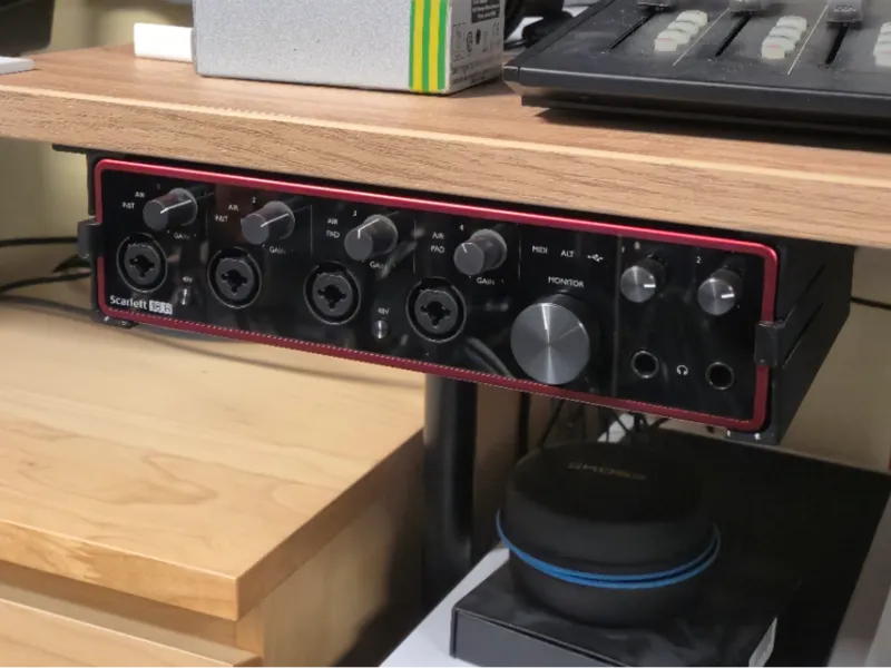 Tabletop mount Focusrite Scarlett 18i8 3rd Gen