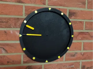 Wanduhr mit schwebenden Zeigern