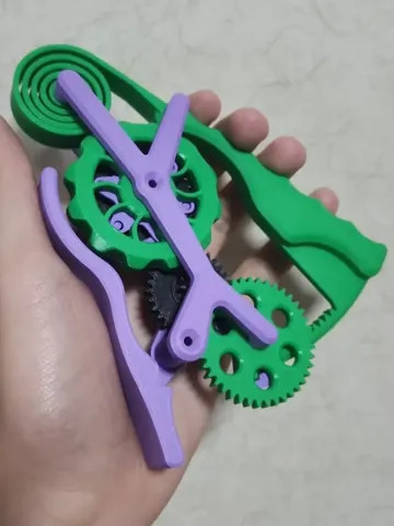 Objeto manipulable: Squeeze to Spin! (geared fidget toy) — vista de referencia 2