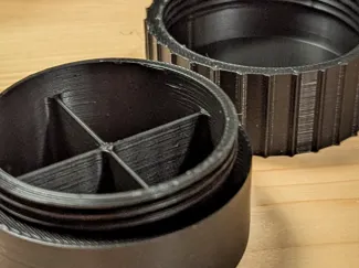 box with screw lid divided into 4 sectors