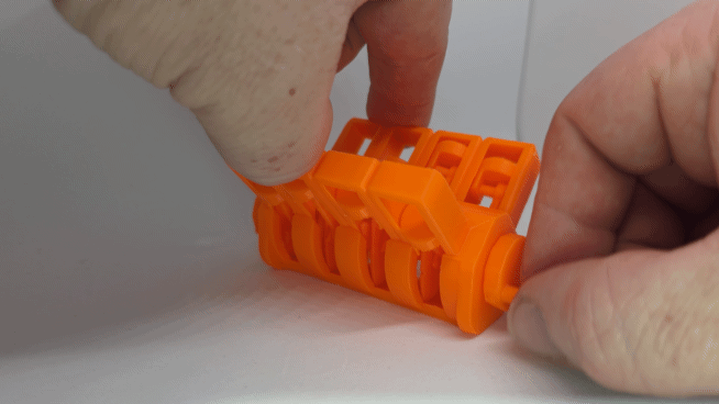 V8 Fidget toy - cross-plane