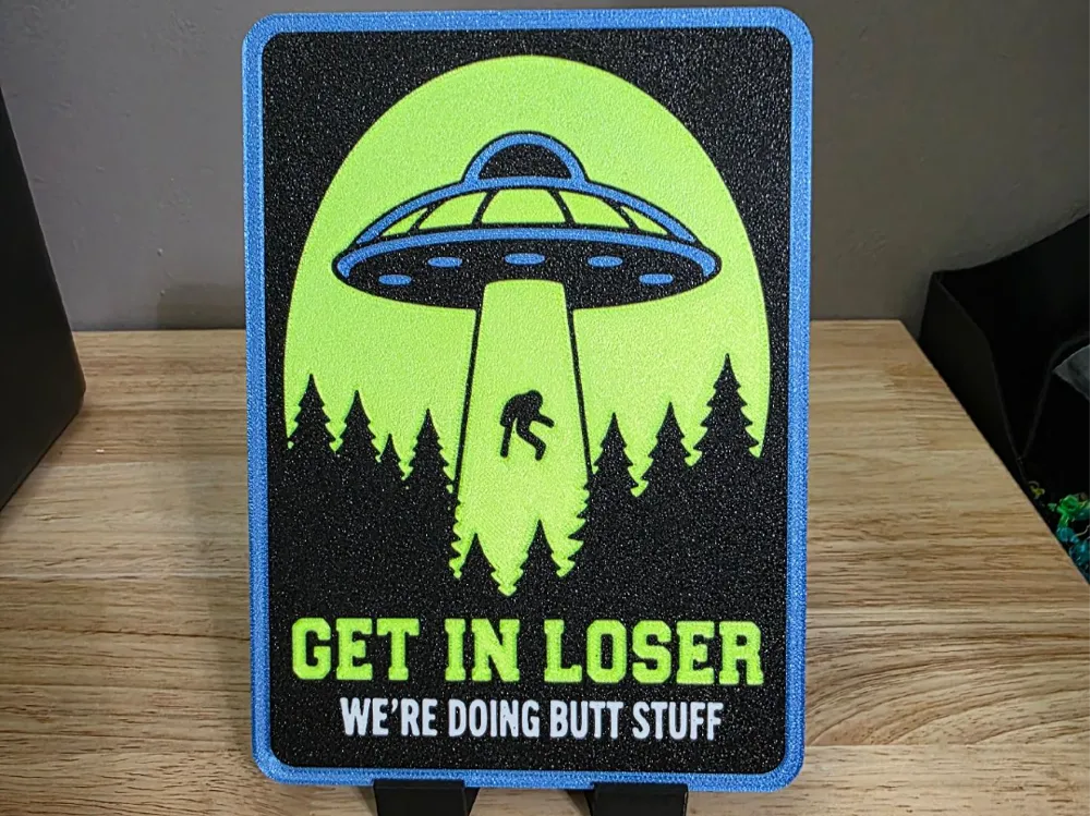 Letrero o emblema decorativo: Alien Abduction Sign - Get in Loser - 200 x 145mm. Referencia del modelo original.