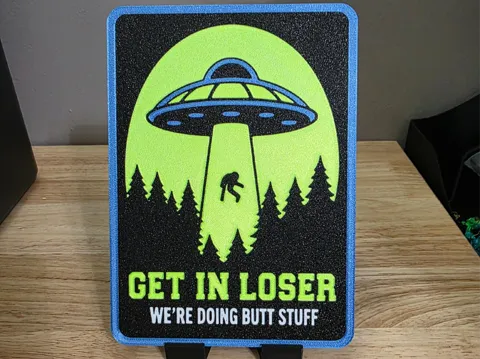 Letrero o emblema decorativo: Alien Abduction Sign - Get in Loser - 200 x 145mm — referencia de MakerWorld