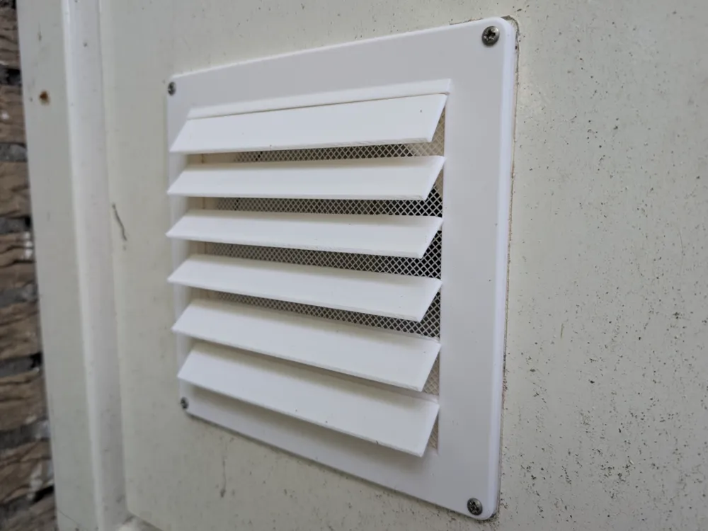 Tapa o cubierta: Fan hole cover that closes when not in use. Referencia del modelo original.