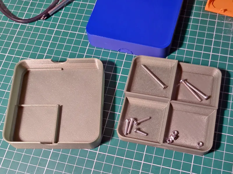 Sorting tray with 4 levels and lid