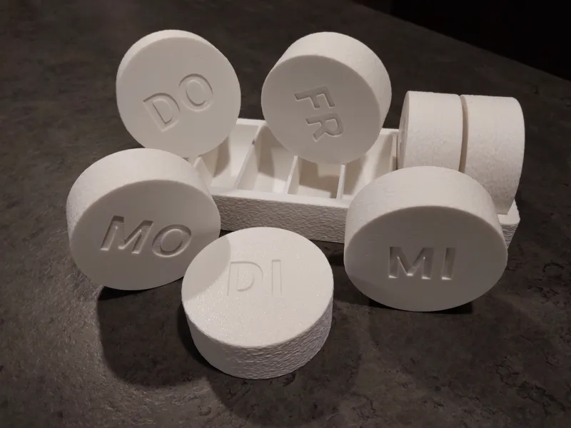 Pill box with letterin GER and ENG