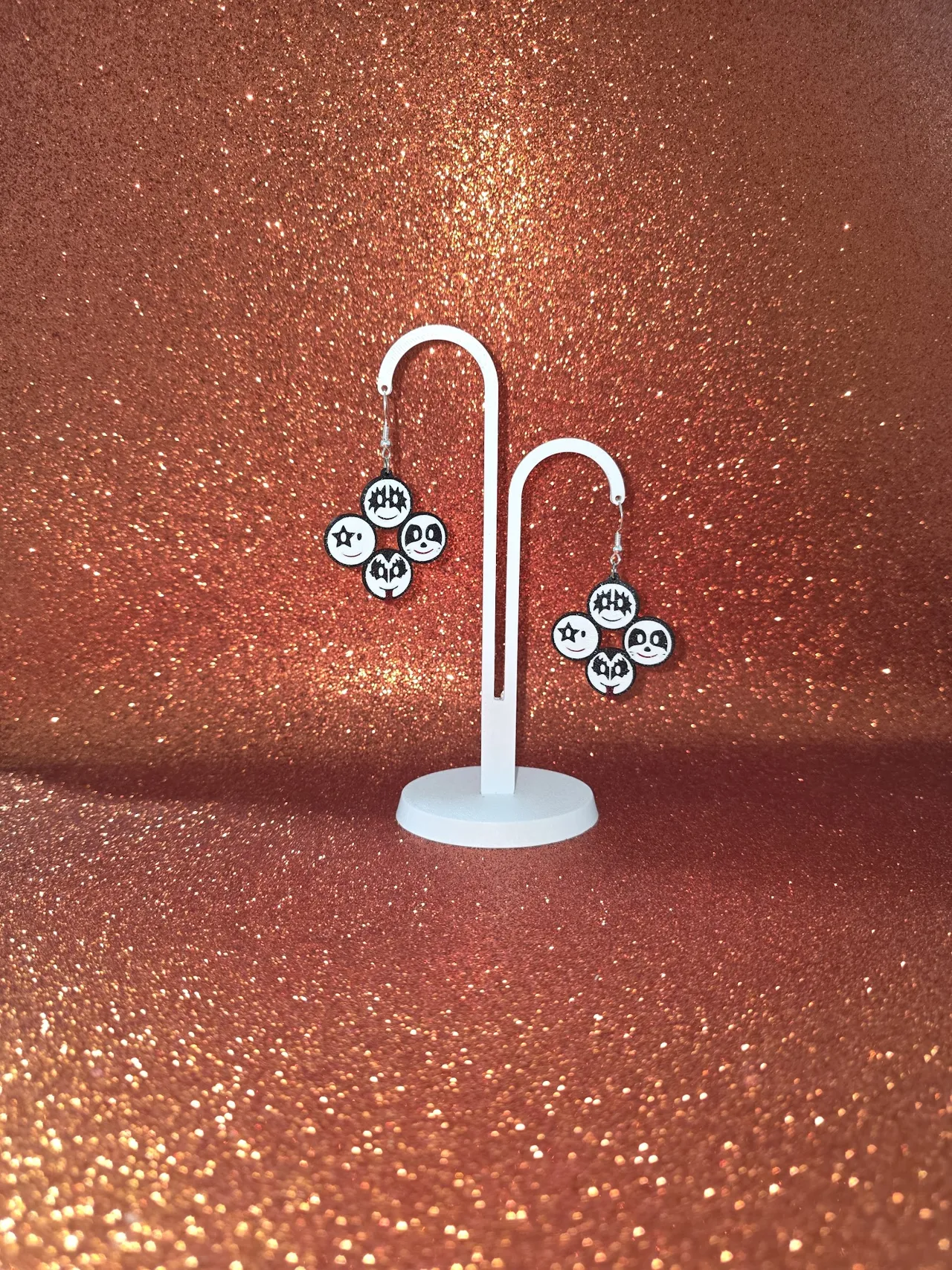 The Kiss earrings view 3
