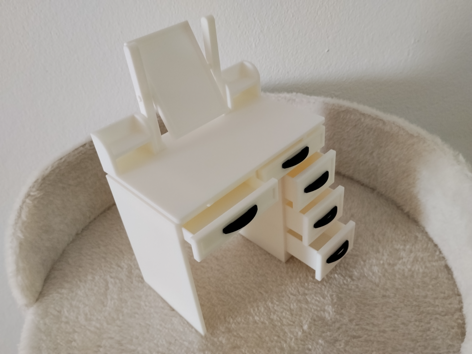 Dressing table with mirror in 1:6 scale