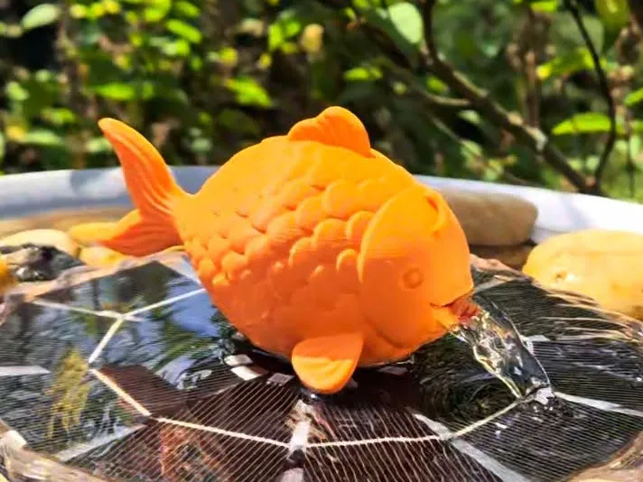 Goldfisch Solarspringbrunnen Figur