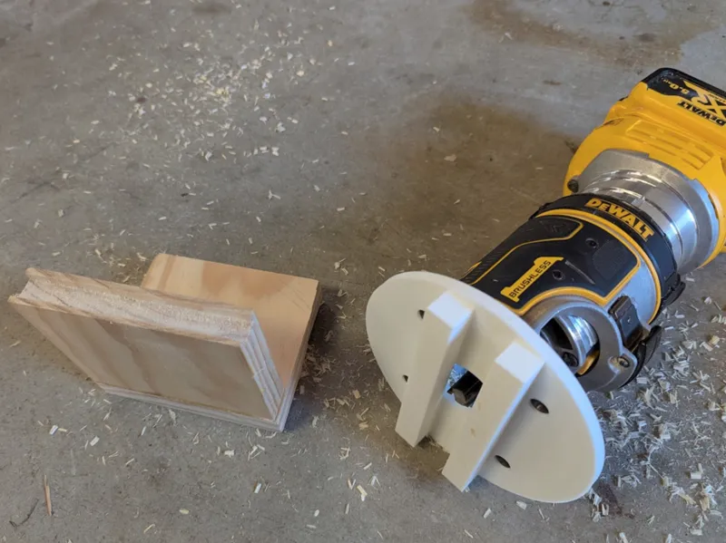 Router base plate for DeWalt DCW600 with guides
