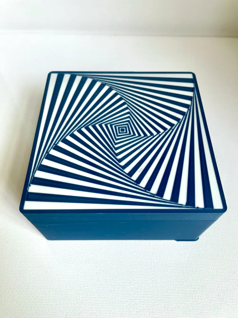 Optical Illusion Square Vortex Gift Box by KNDesigns3D MakerWorld