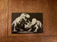 Duel de dinosaures - bas-relief bicolore — photo 3