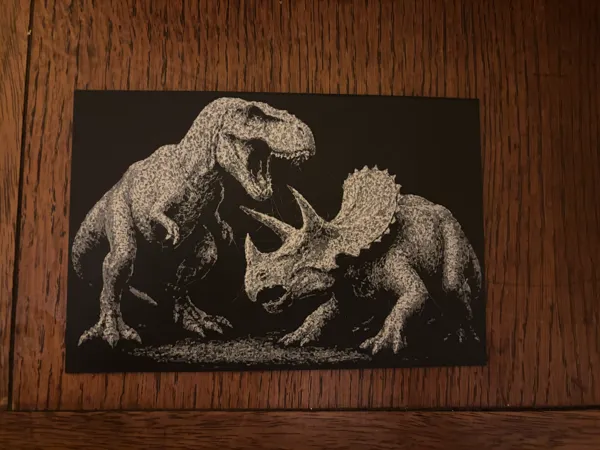 Duel de dinosaures - bas-relief bicolore