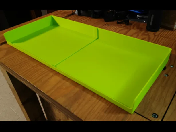 Low container for storing objects