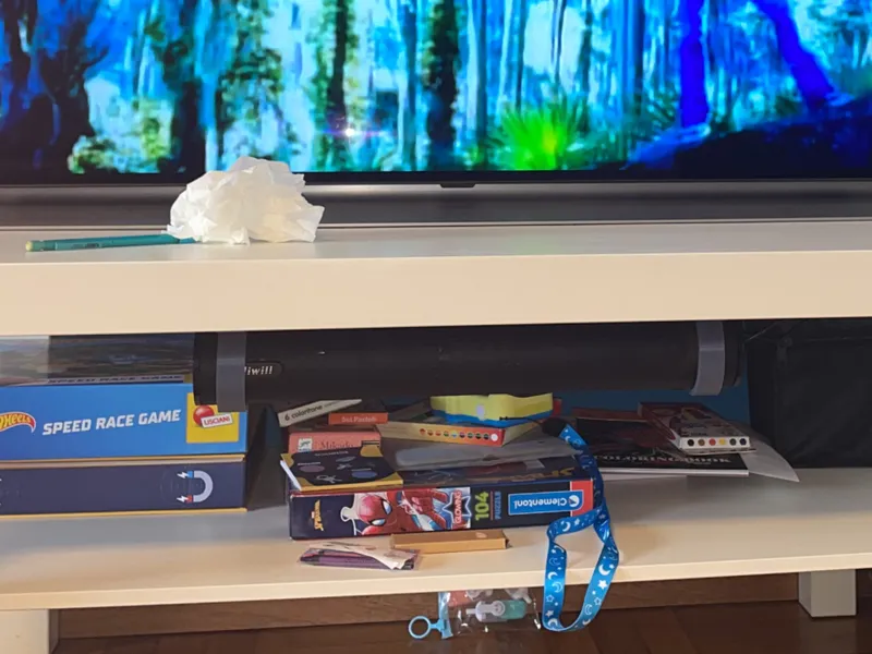 Gancio per appendere soundbar sotto al mobile