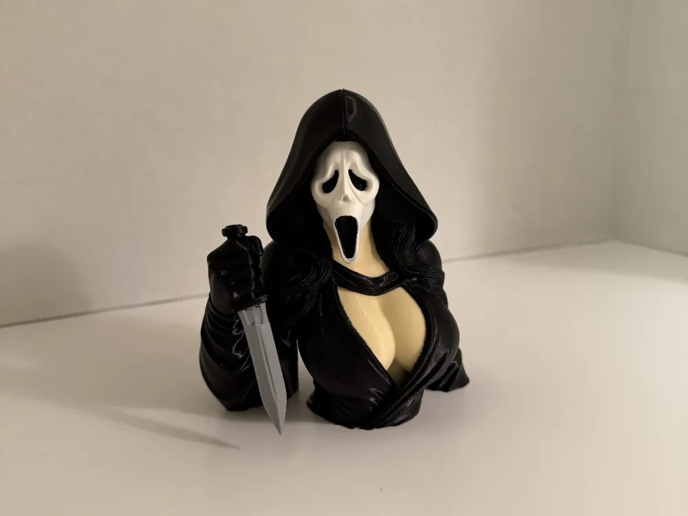 Adorno temático: Ghostface Had a Glow Up. Referencia del modelo original.