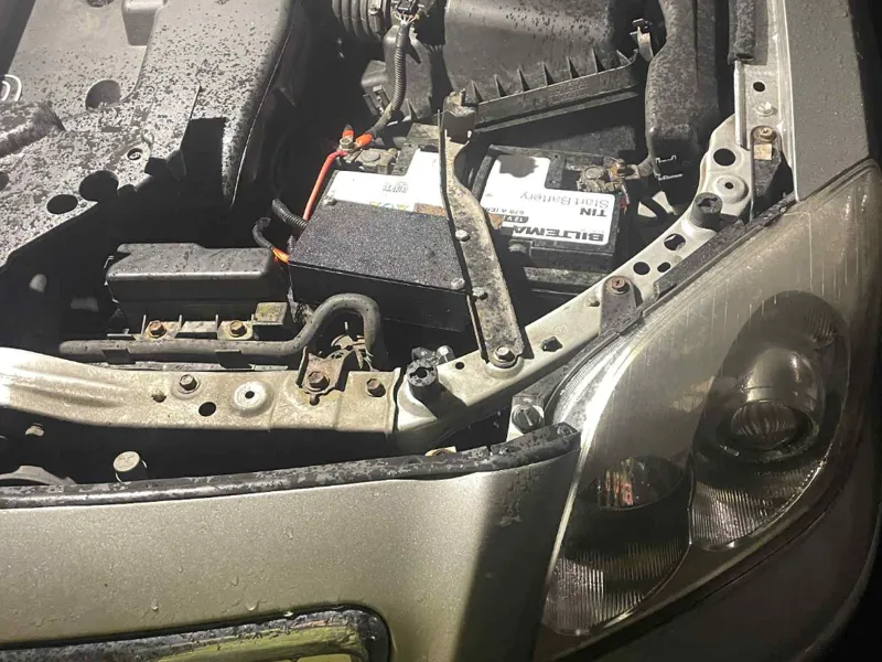 Fusebox for external glassfuses fits Toyta Avensis