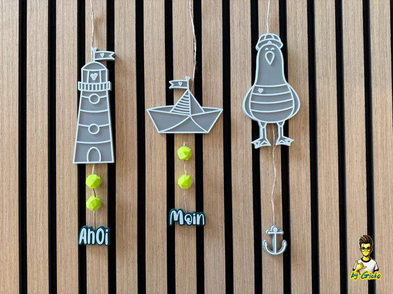 Maritimes Mobile – Leuchtturm, Papierboot & Möwe
