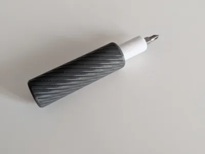 Magnetic quarter-inch bit holder 