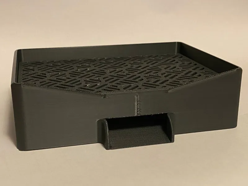 Self draining soap holder