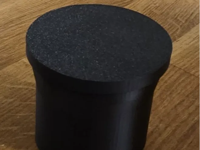 Universeller Becher mit verschraubbarem Deckel