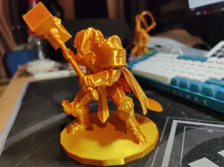 Arthas holds the Light of Vengeance 阿尔萨斯手持复仇之光