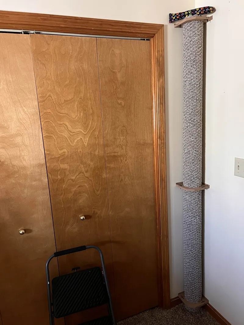 Cat Carpet Climber Pole - Corner Supports Climbing