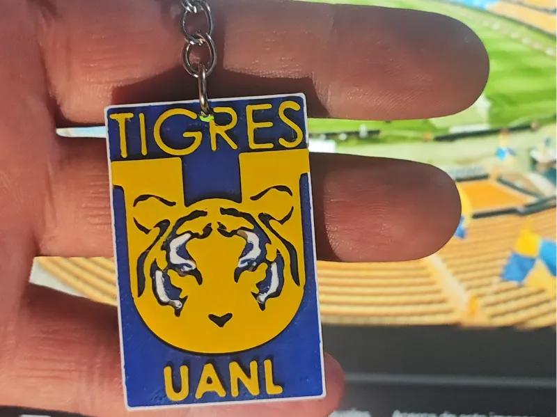 Llavero de Tigres con relieve