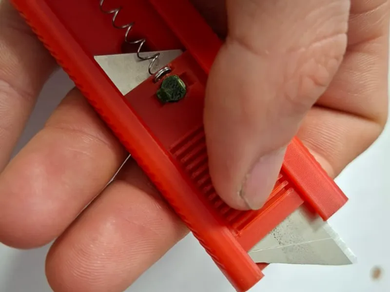 Super simple retractable utility blade