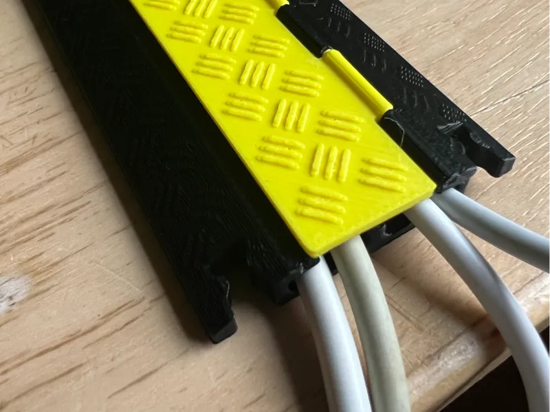 Desk Cable Bridge Defender Yellow Jacket Midi 7cm