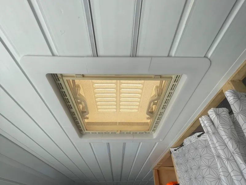 Roof window cover 