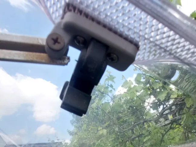 Halter für Wohnwagenfensterverschluss  