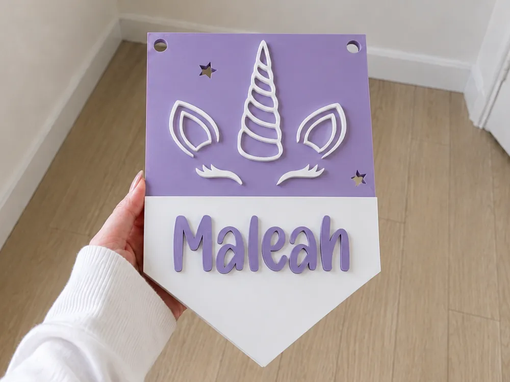 Letrero o emblema decorativo: Personalised Layered Unicorn Name Plaque. Referencia del modelo original.