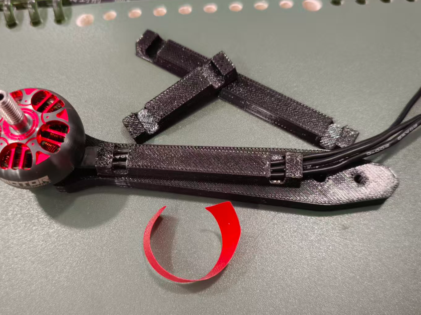 Miniatura 1 do modelo 3D 电机线保护管 集线管 可定制化长度 双面胶加扎带固定