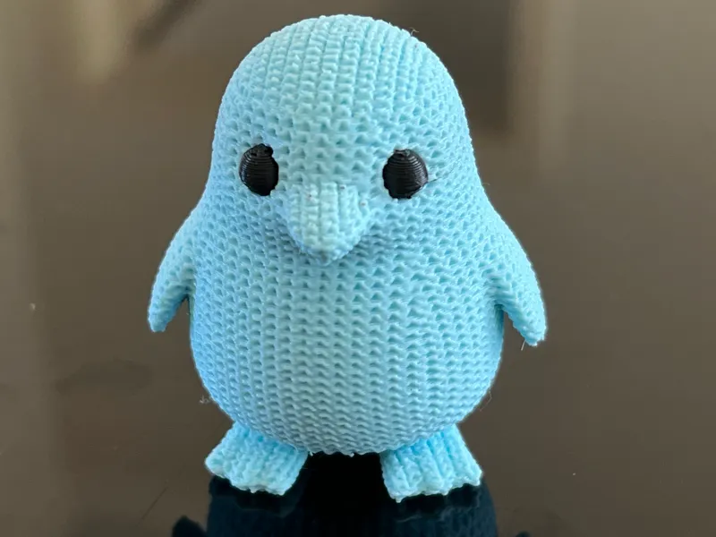 Mini Pinguin mit feiner Strickoptik in 2 Farben