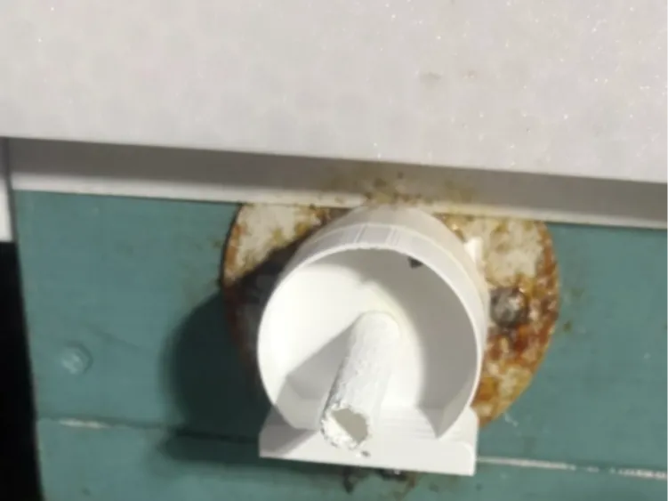 Phlorid fly excluder